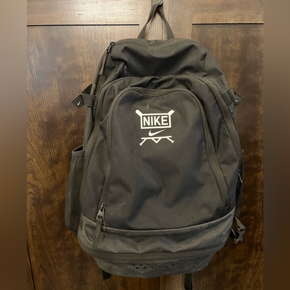 Nike Bat Bag, holds bat on either side. Used 1 season great condition